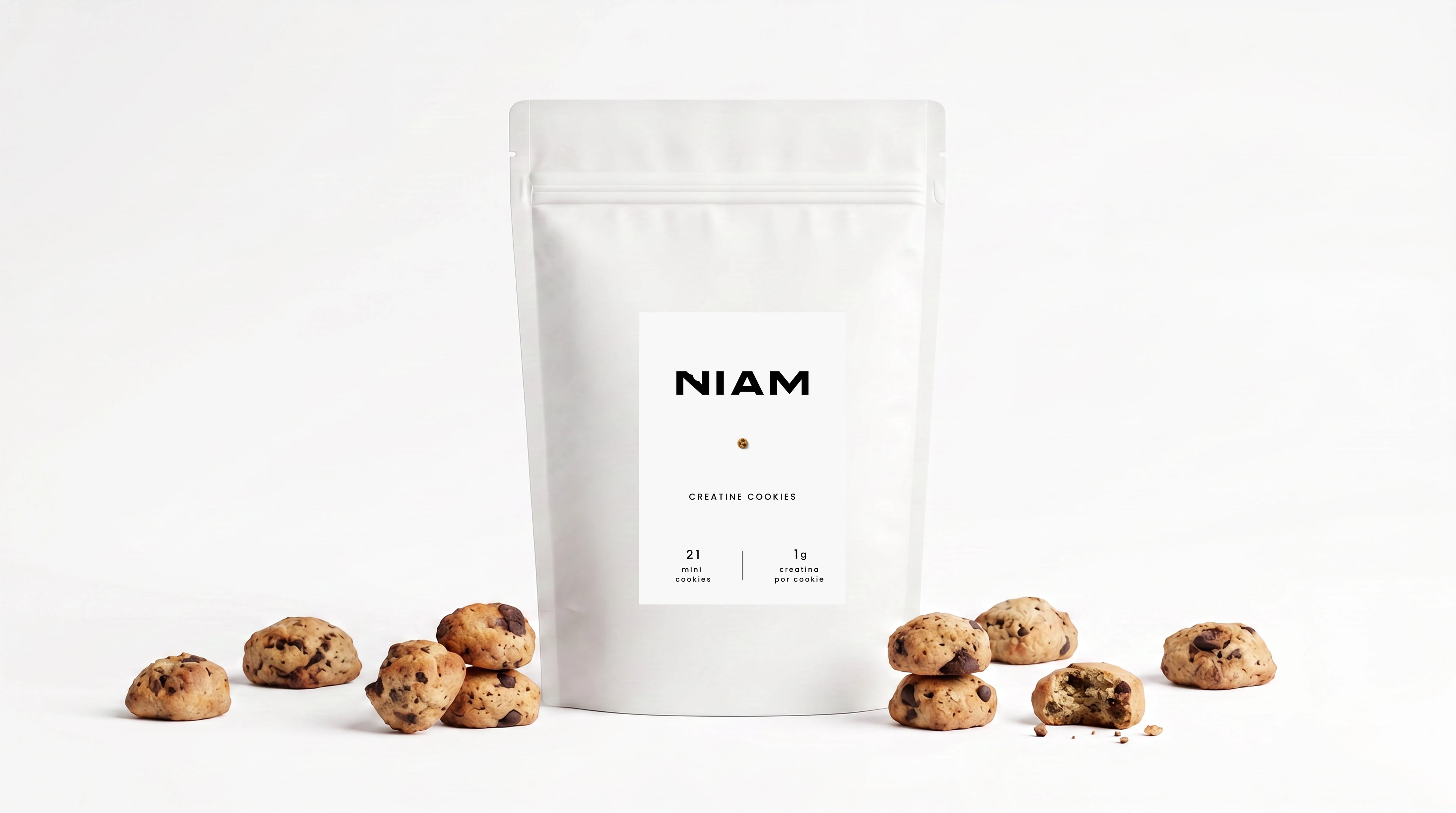 Bolsa de NIAM Creatine rodeada de mini cookies sobre fondo blanco.